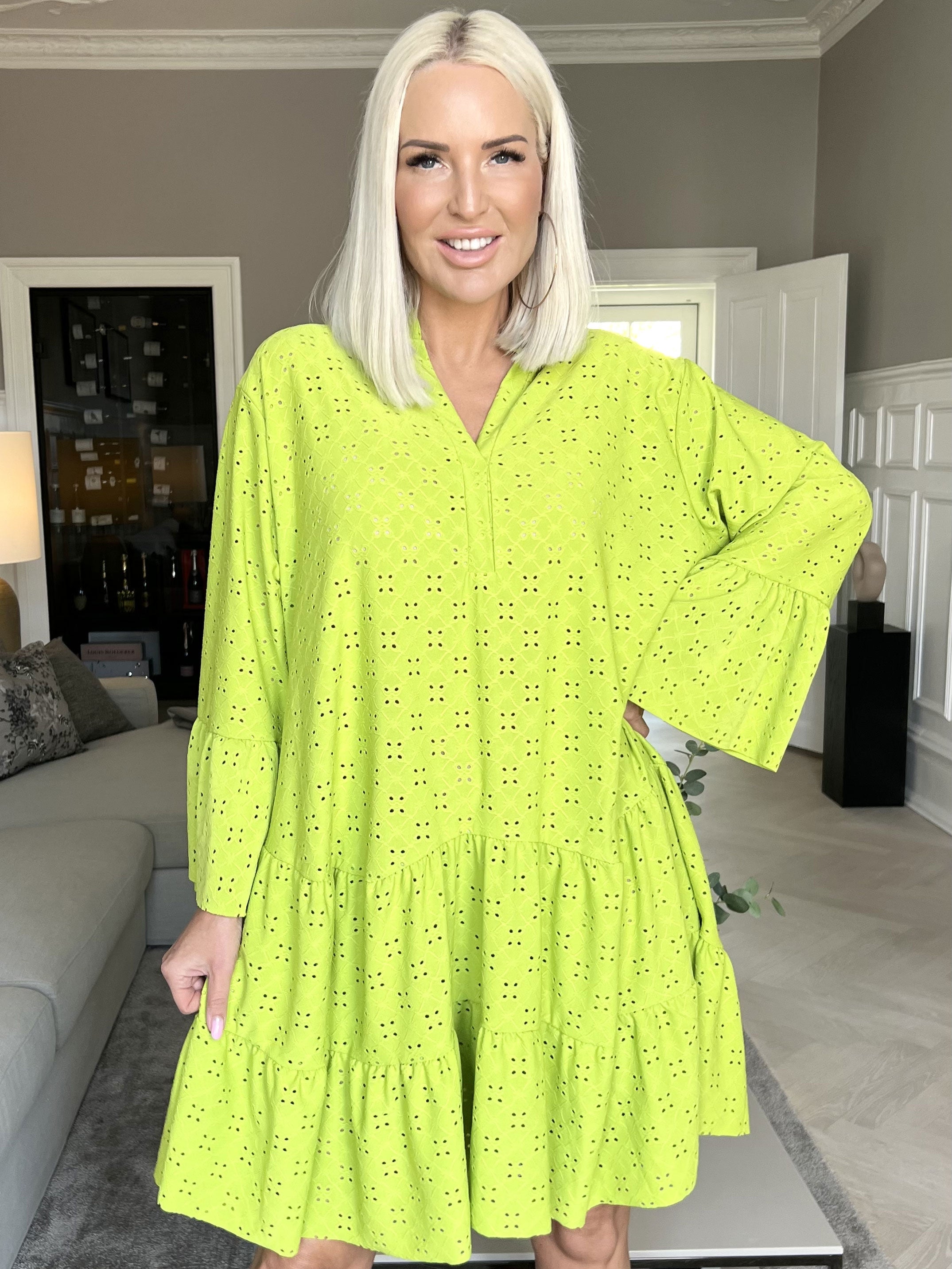 Indiana - Sød elastisk kjole i broderi anglaise